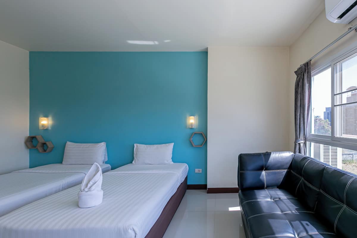 Escritorio, wifi gratis y ropa de cama