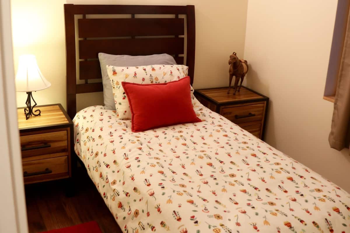 Habitación Confort, 1 cama individual, baño compartido | Ropa de cama de alta calidad y decoración personalizada
