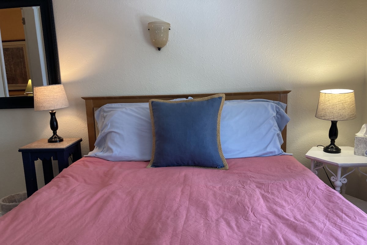 Habitación cuádruple Confort, varias camas, baño compartido | Ropa de cama de alta calidad y decoración personalizada