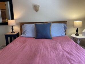 Habitación cuádruple Confort, varias camas, baño compartido | Ropa de cama de alta calidad y decoración individual