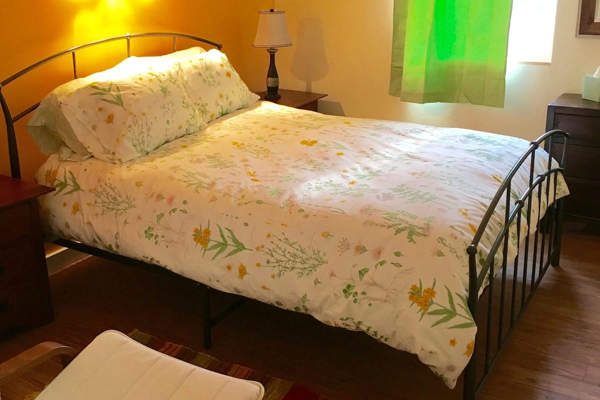 Habitación Confort, 1 cama Queen size, baño compartido | Ropa de cama de alta calidad y decoración personalizada