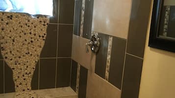 Dortoir Partagé Confort, dortoir mixte, salle de bains commune, rez-de-chaussée | Salle de bain