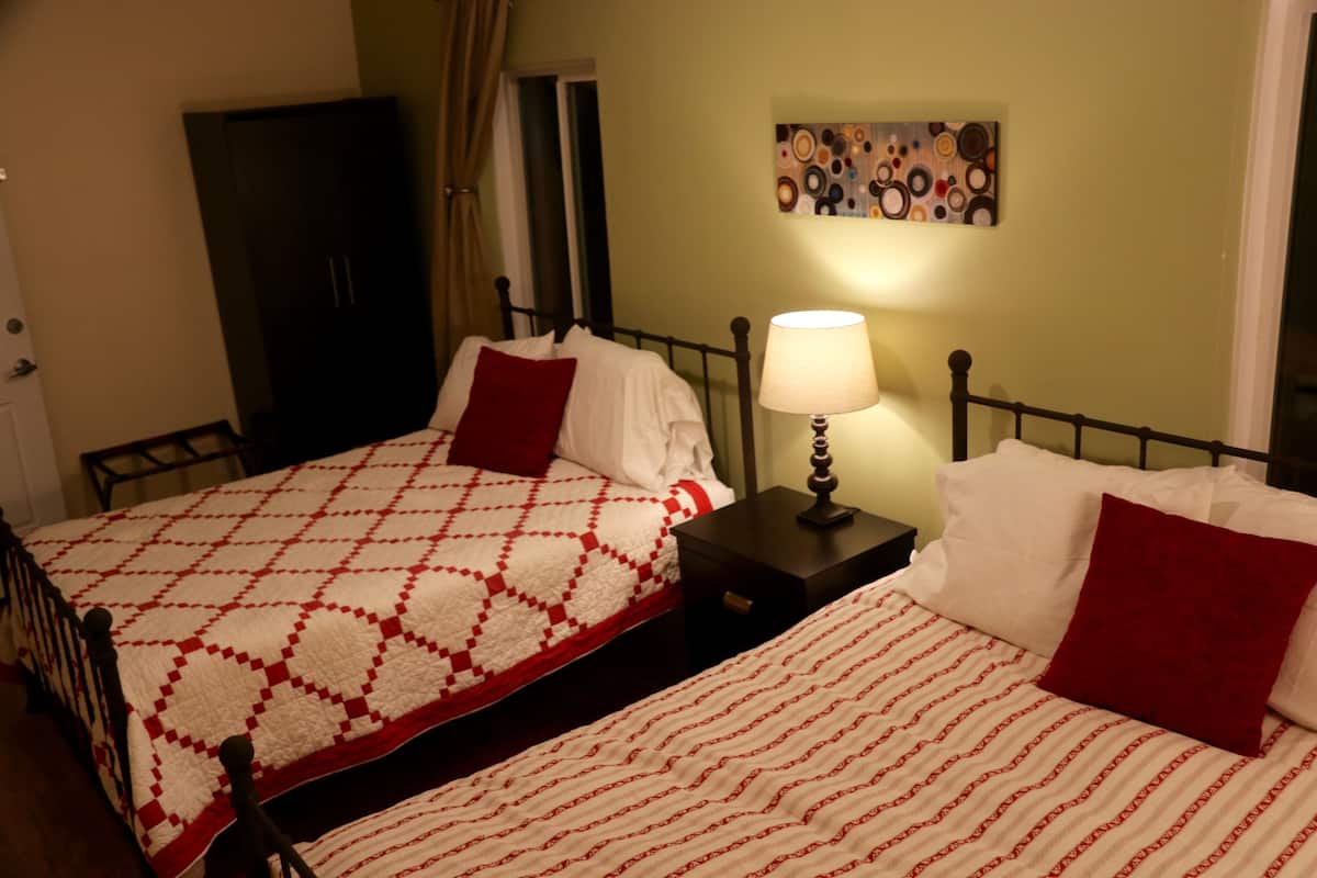 Habitación cuádruple Confort, 2 camas matrimoniales, baño compartido | Ropa de cama de alta calidad y decoración personalizada