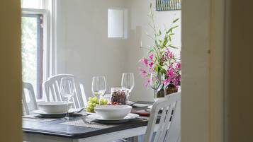 2-Bedroom Cottage | In-room dining