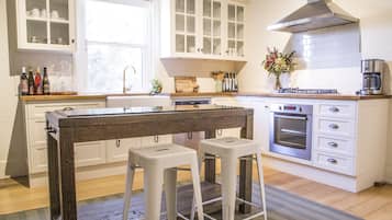 2-Bedroom Cottage | Private kitchen | Full-sized fridge, microwave, oven, stovetop