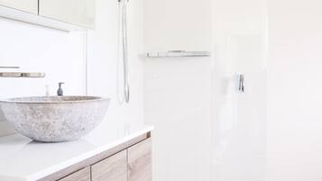 2-Bedroom Cottage | Bathroom | Separate bathtub and shower, free toiletries, hair dryer, towels