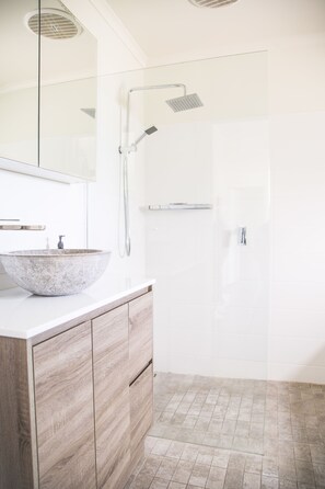 2-Bedroom Cottage | Bathroom | Separate bathtub and shower, free toiletries, hair dryer, towels - Mataro Cottage (Tanunda)