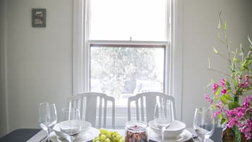 2-Bedroom Cottage | In-room dining