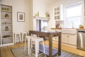 2-Bedroom Cottage | Private kitchen | Full-size fridge, microwave, oven, stovetop - Mataro Cottage (Tanunda)