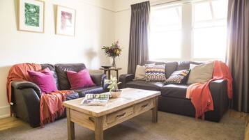 2-Bedroom Cottage | Living area | Flat-screen TV, fireplace, DVD player, MP3 dock