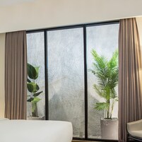 Quarto superior, 1 cama Queen | Frigobar, cofres nos quartos, escrivaninha