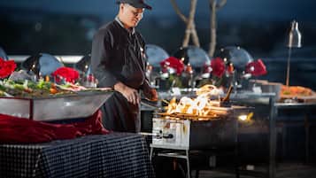Serveert ontbijt, lunch, diner, internationale gerechten