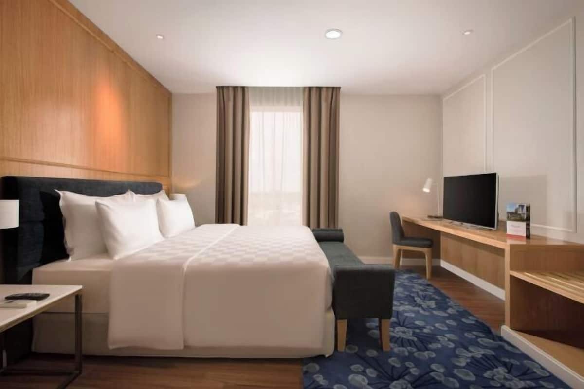 Minibar, värdeförvaringsskåp på rummet och skrivbord