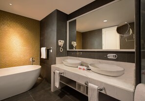 Suite ejecutiva | Baño | Regadera, amenidades de baño gratuitas, secadora de cabello, pantuflas 