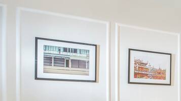 Una sala de estar con un sofá y dos cuadros en la pared.