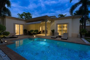Outdoor pool - Luxury Pool Villa SRV (Pattaya)
