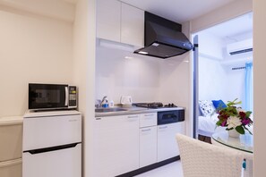 Großer Kühlschrank, Mikrowelle, Wasserkocher, Eiswürfelbereiter