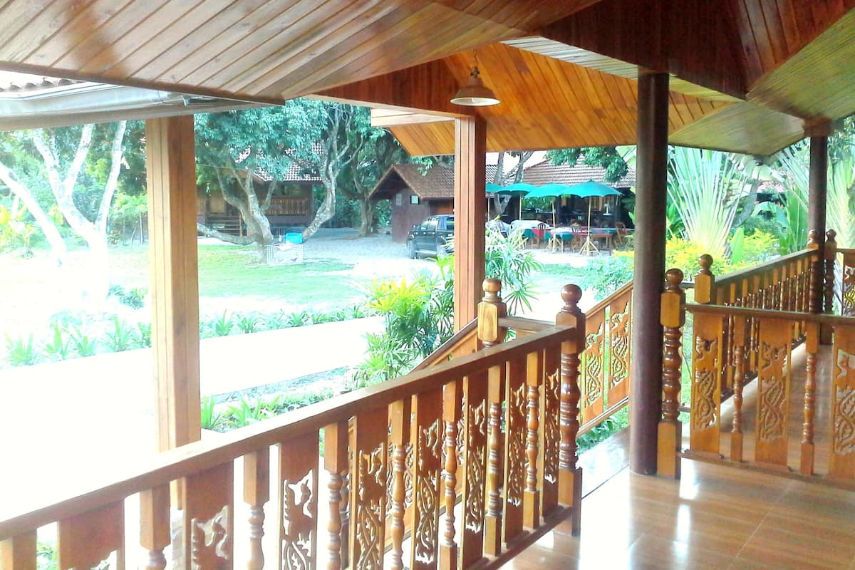 Superior Garden view with private back balcony | ห้องน้ำ | ฝักบัว, ผ้าเช็ดตัว