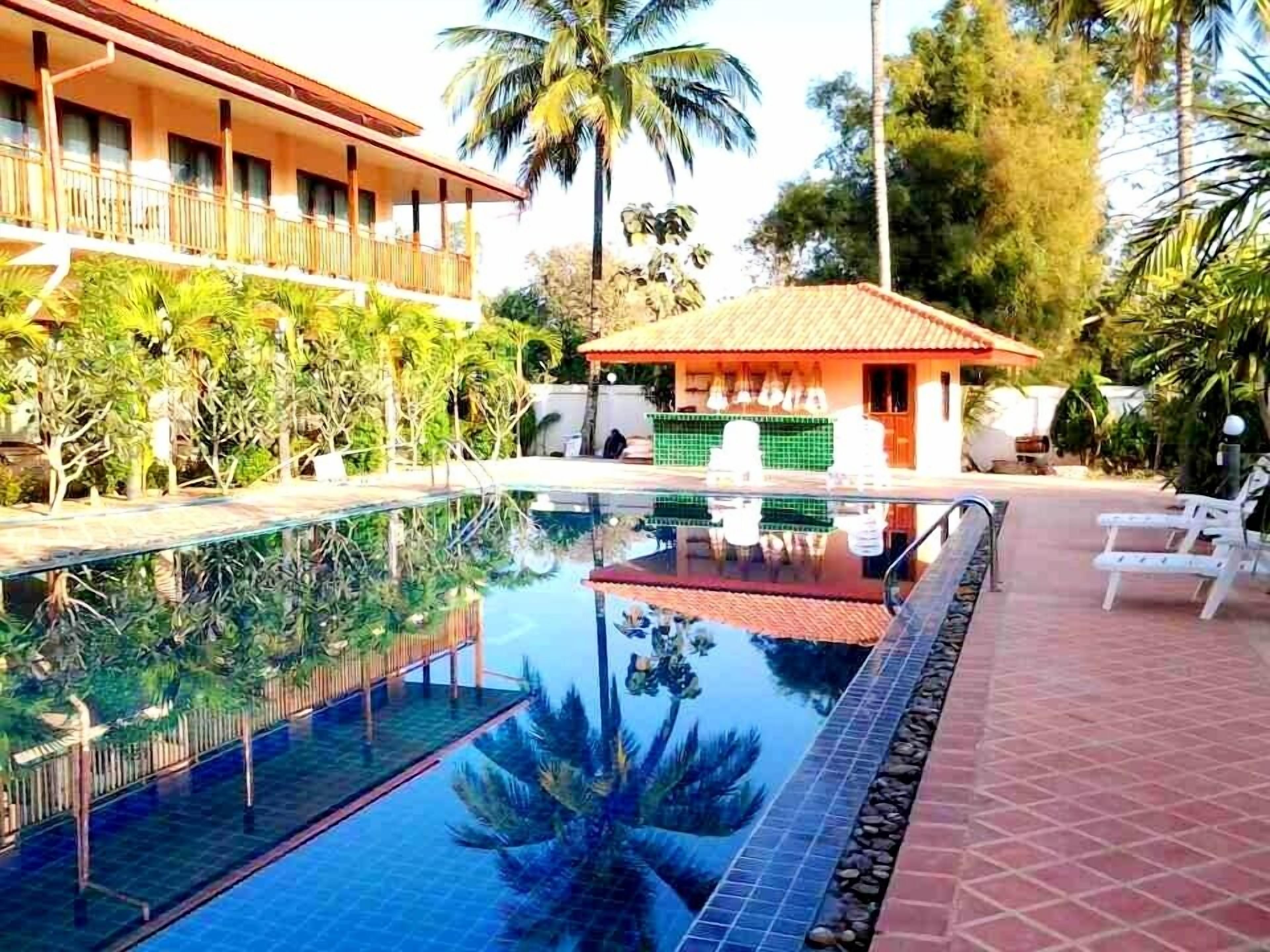 Kolam renang outdoor, dengan kursi berjemur