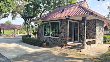 Family House | Free WiFi, bed sheets