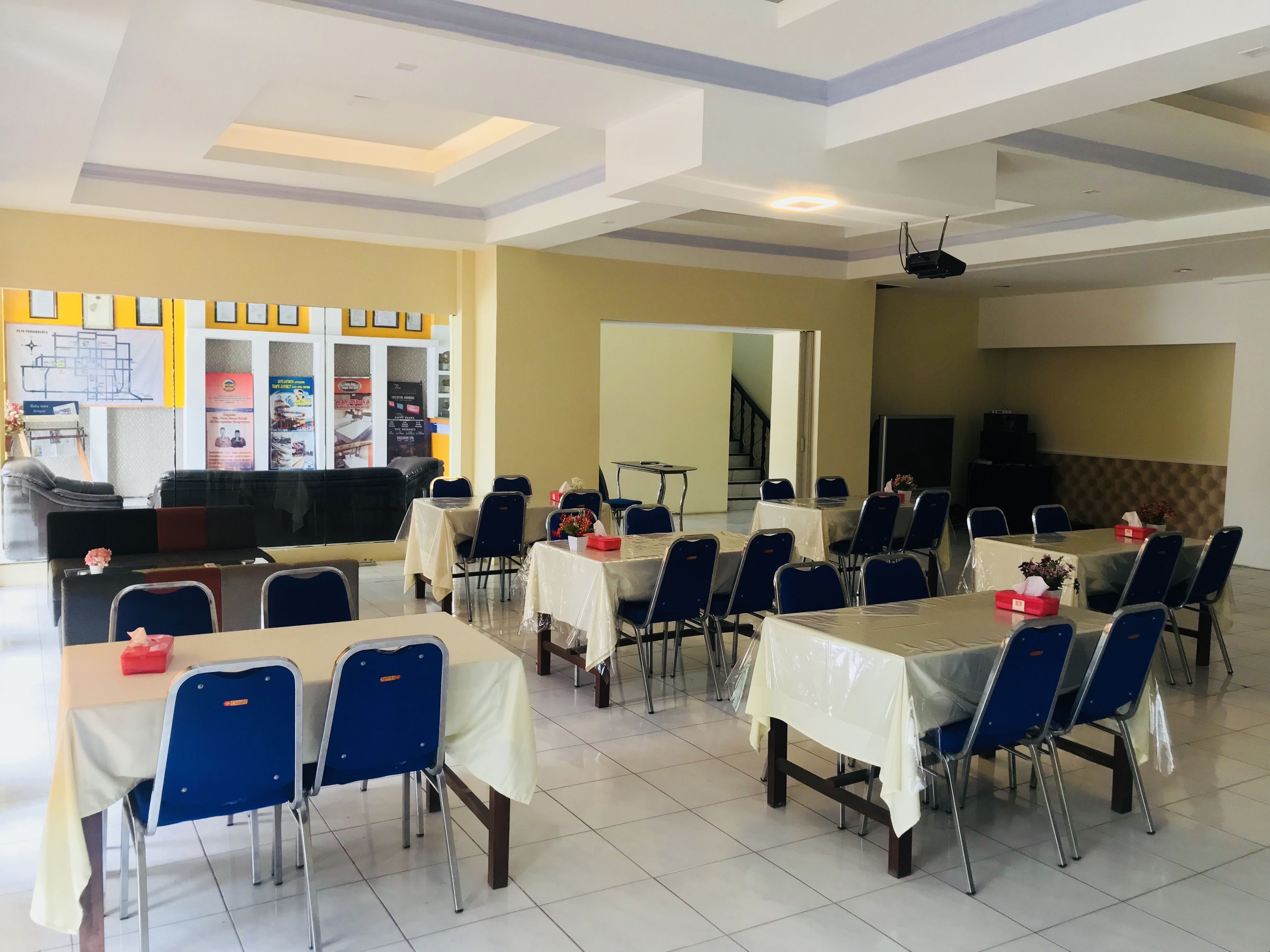 Serveert ontbijt, lunch, diner, Indonesische gerechten 