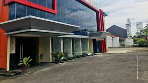 Un bâtiment moderne doté de grandes fenêtres en verre et d’une façade rouge et blanche.