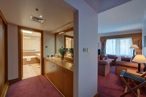 Suite Eksekutif, 1 Tempat Tidur King, bathtub | Ruang keluarga | TV LCD