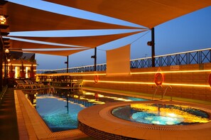 Outdoor pool, pool umbrellas, pool loungers - Concorde Deira Hotel (Dubai)