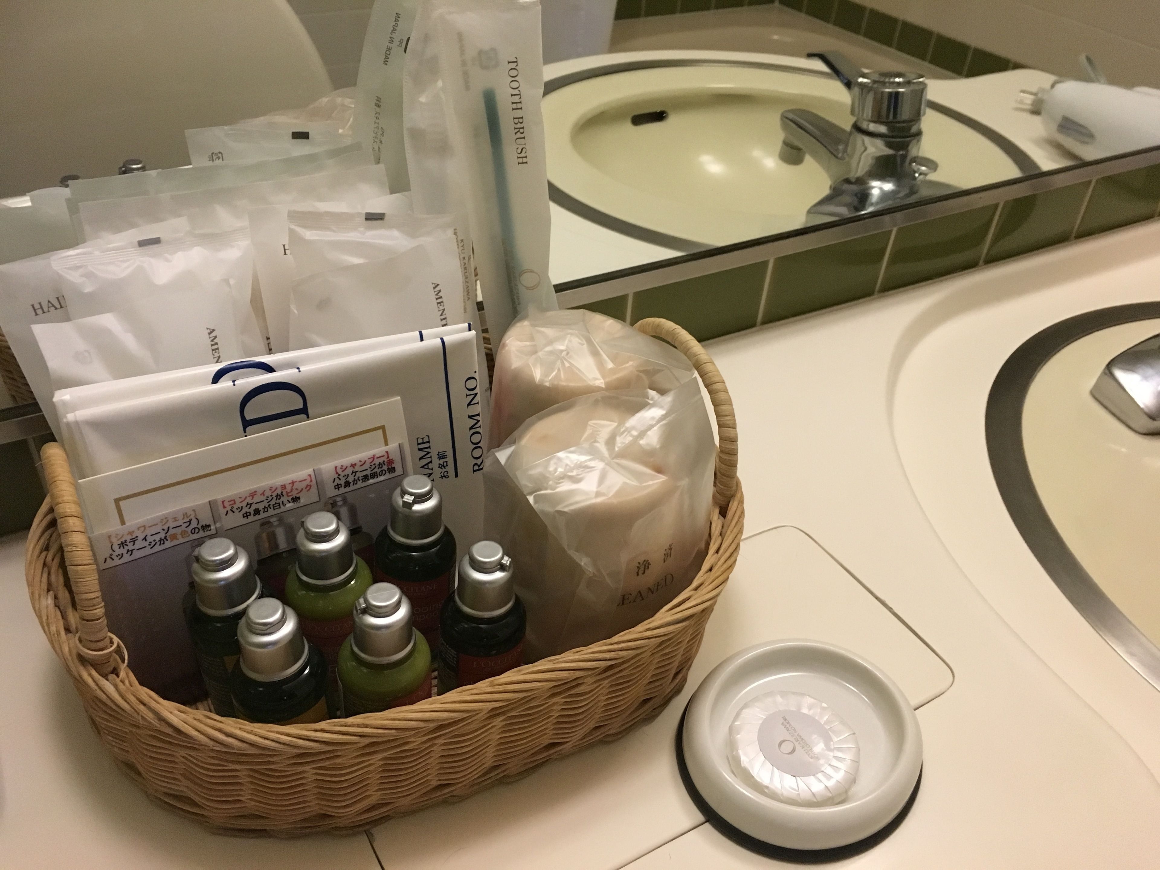 combined shower/bathtub, hair dryer, slippers, bidet