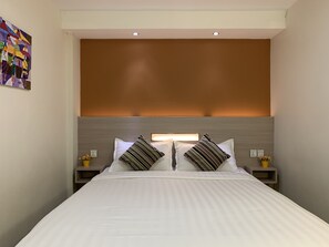 Deluxe Queen Room | Desk, blackout drapes, free WiFi, bed sheets - The Vibe Inn (Yangon)