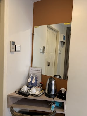 Habitación con 2 camas individuales (Railway) | Escritorio, cortinas blackout, wifi gratis y ropa de cama