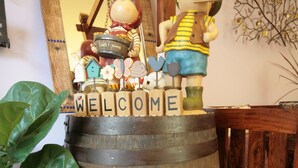 A wooden barrel with a 'WELCOME' sign and figurines on top. - Hualien Paris Home B&B (Hualien City)