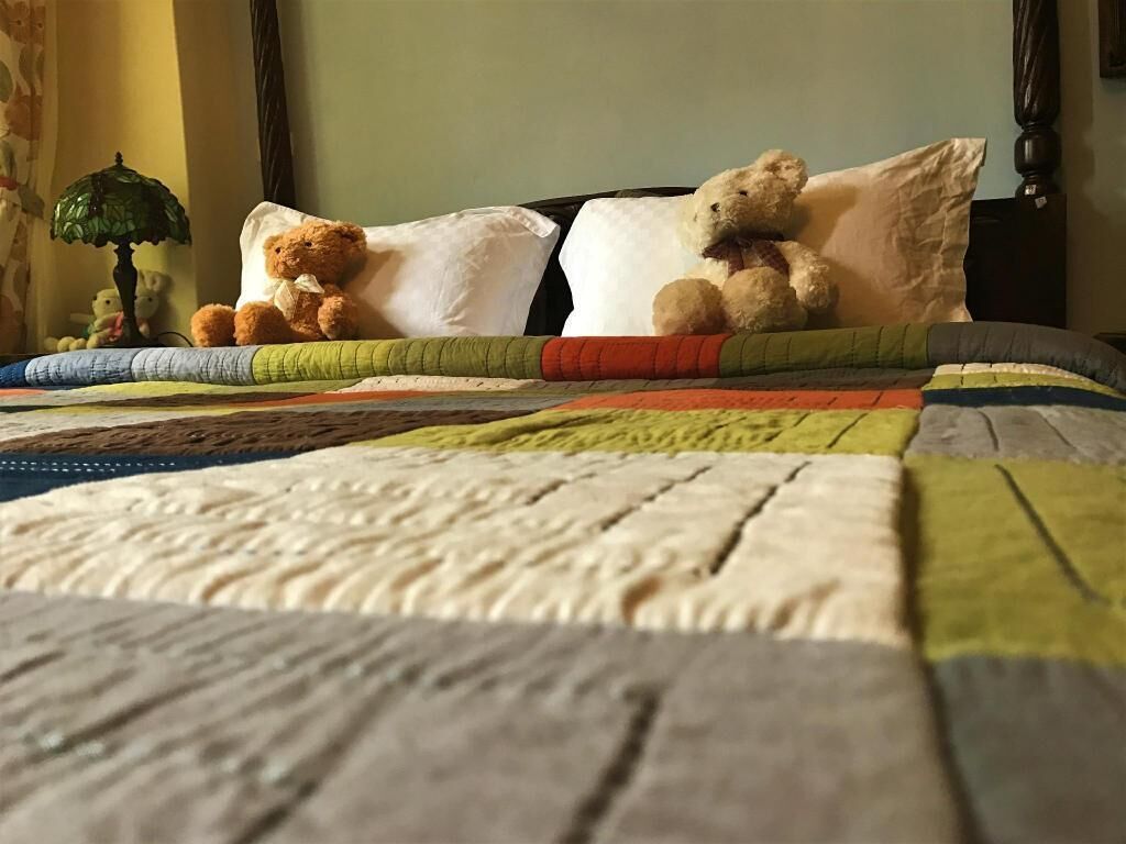 Una scrivania, tende oscuranti, insonorizzazione