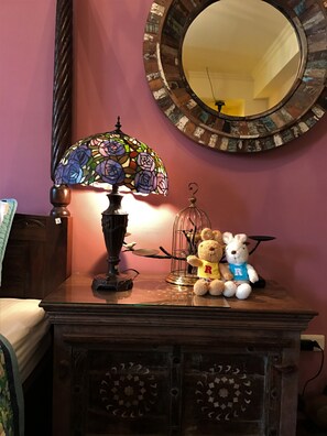 Escritorio, cortinas blackout y sistema de insonorización