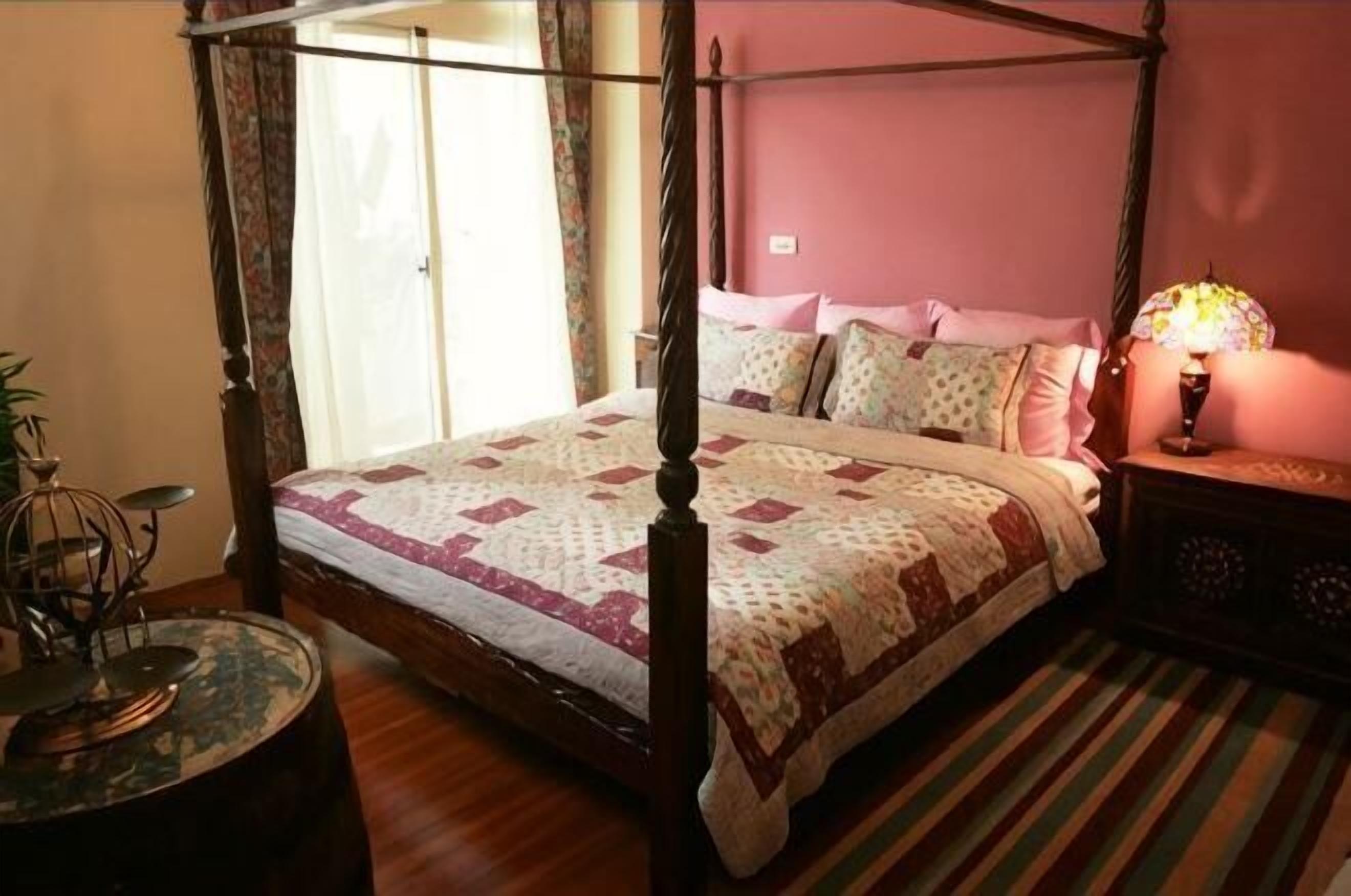 Escritorio, cortinas opacas, sistema de insonorización