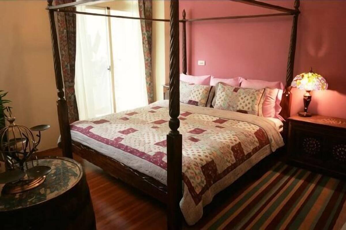 Escritorio, cortinas opacas, sistema de insonorización