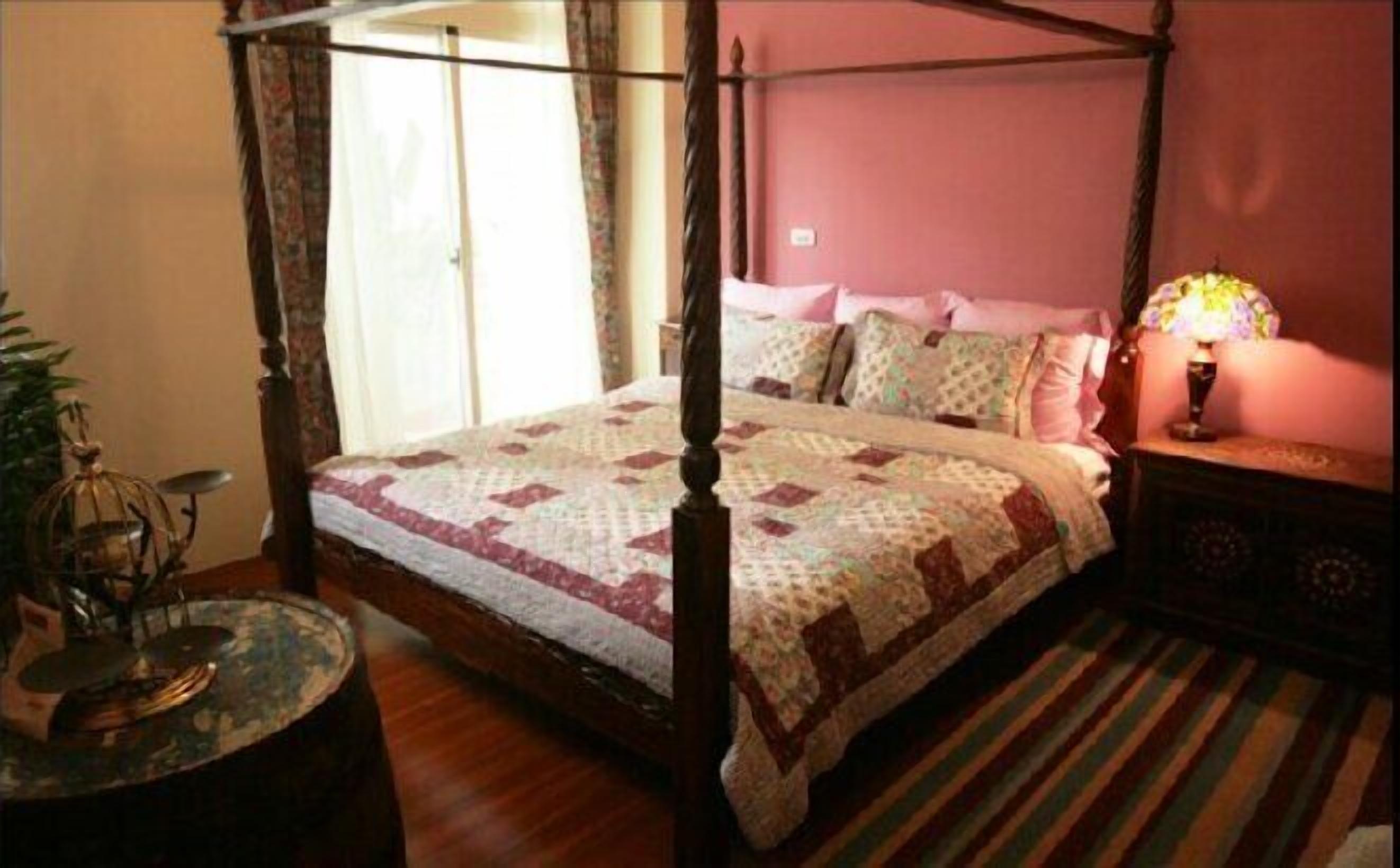 デスク、遮光カーテン、防音設備、可動式ベッド