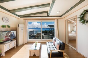 슈피리어 아파트, 침실 1개, 바다 전망 | 거실 공간 | 평면 TV, 바닥 난방/온돌