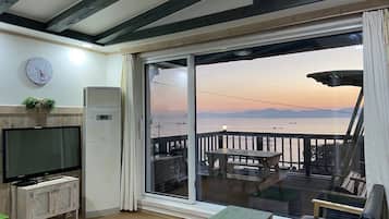 Flat-screen TV, heated floors