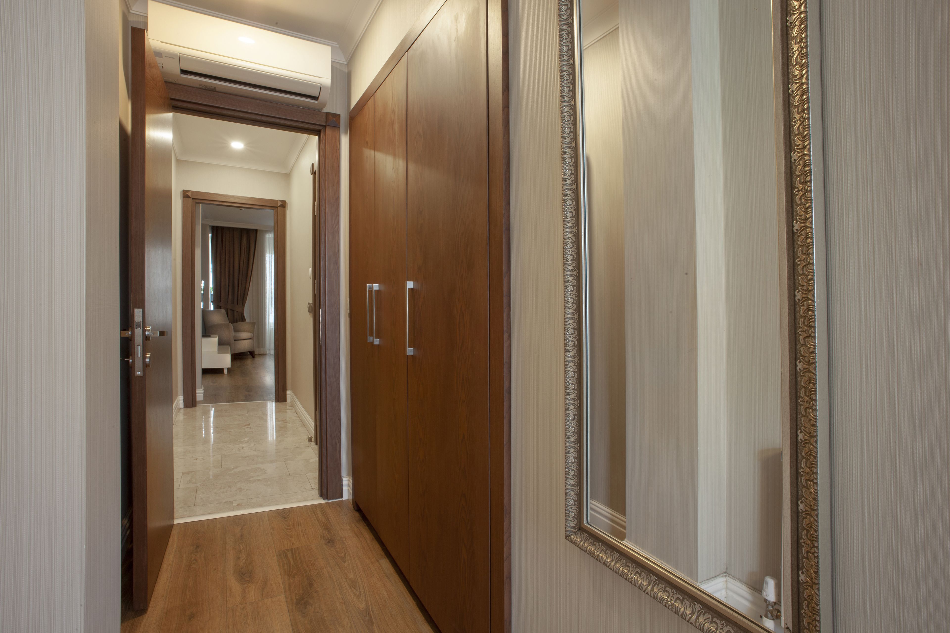 Deluxe-Suite, 1 Schlafzimmer, Veranda, eingeschränkter Meerblick | Bettwäsche aus ägyptischer Baumwolle, hochwertige Bettwaren, Minibar
