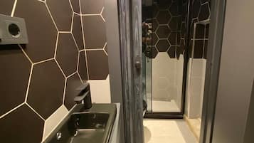 Economy Room | Bathroom | Shower, hydromassage showerhead, free toiletries, hair dryer