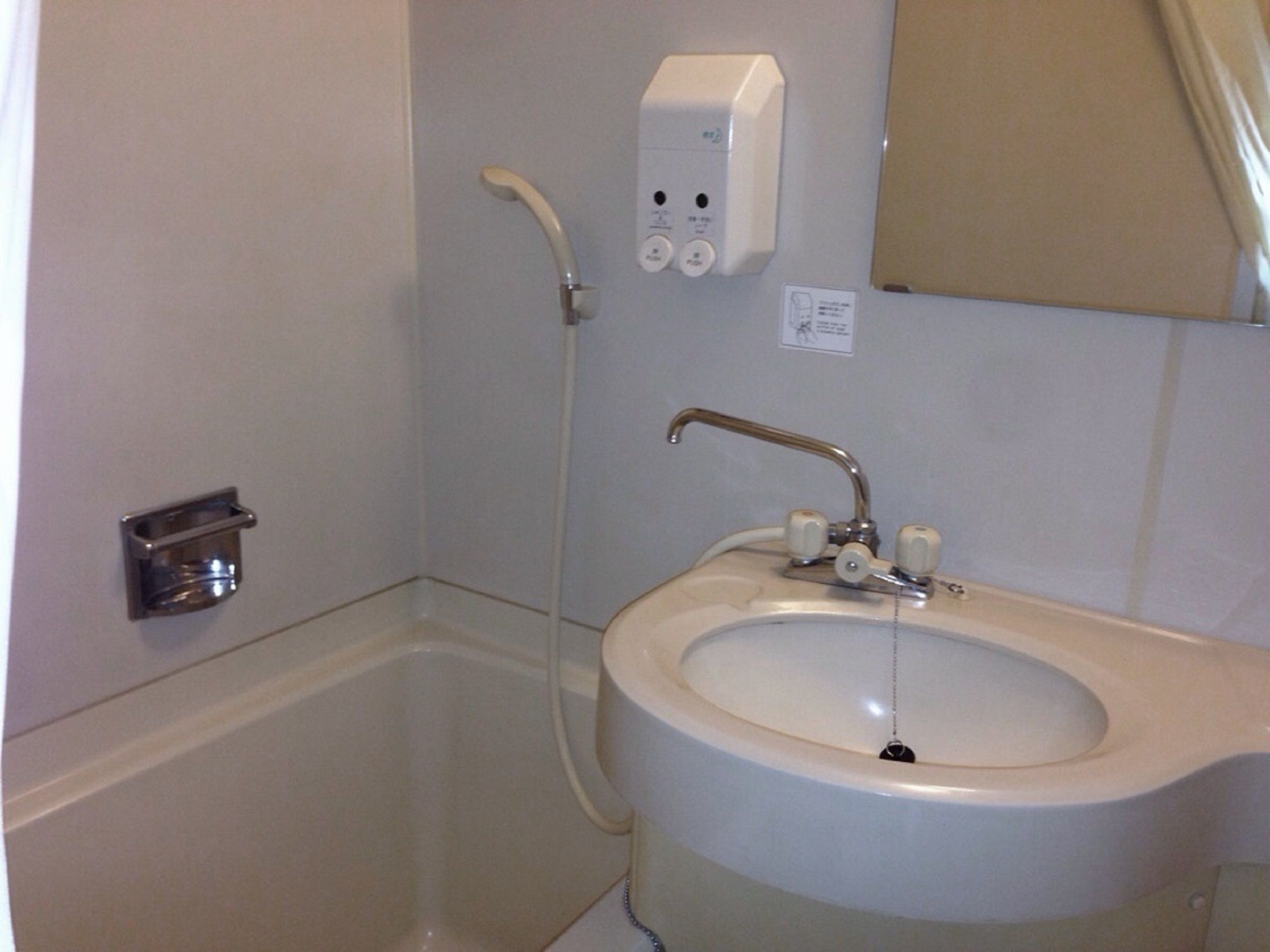 combined shower/bathtub, hair dryer, slippers, bidet