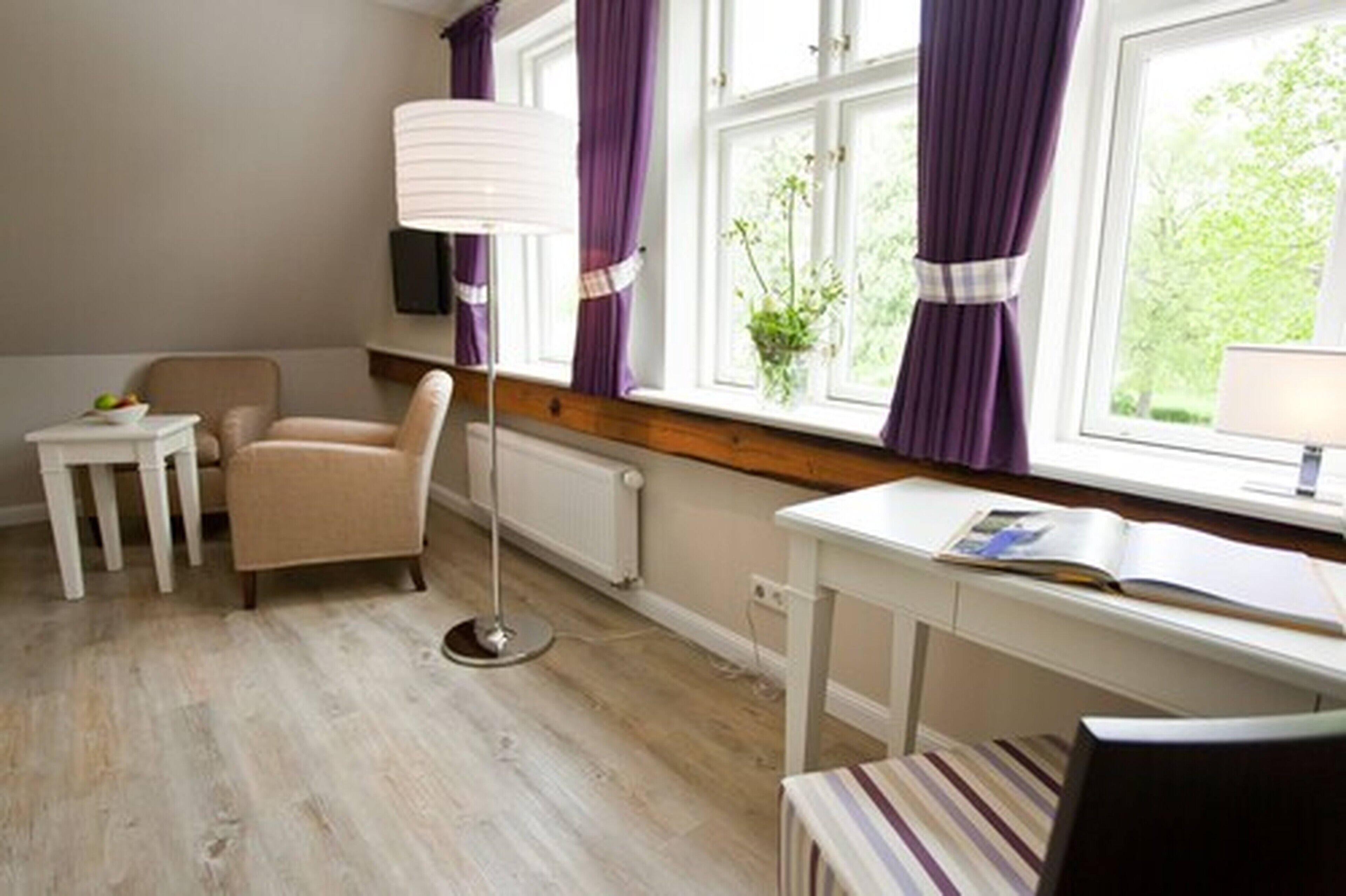 double room | living area | flat-screen tv