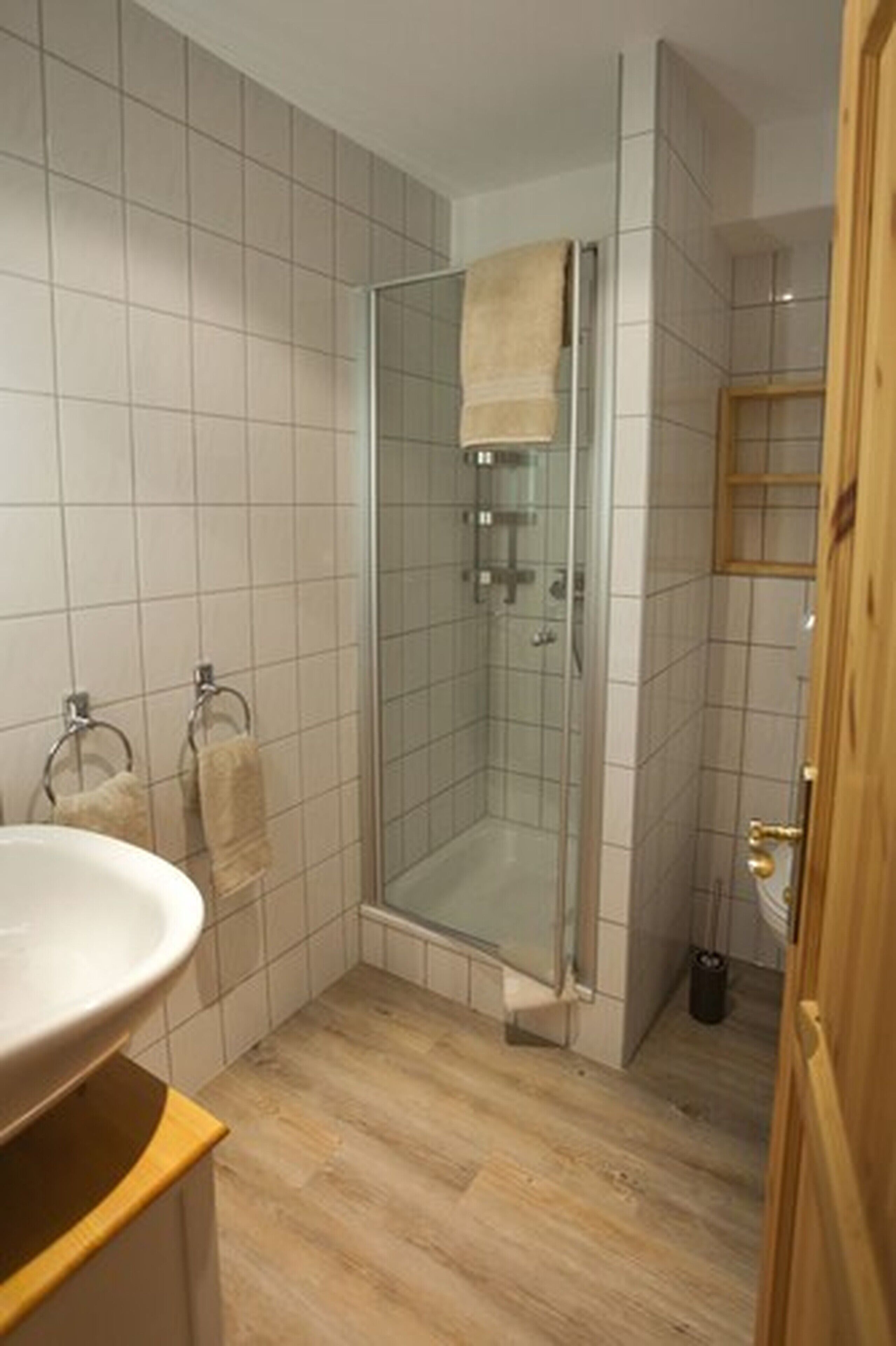 suite, 1 king bed with sofa bed | bathroom | shower, free toiletries, hair dryer, towels