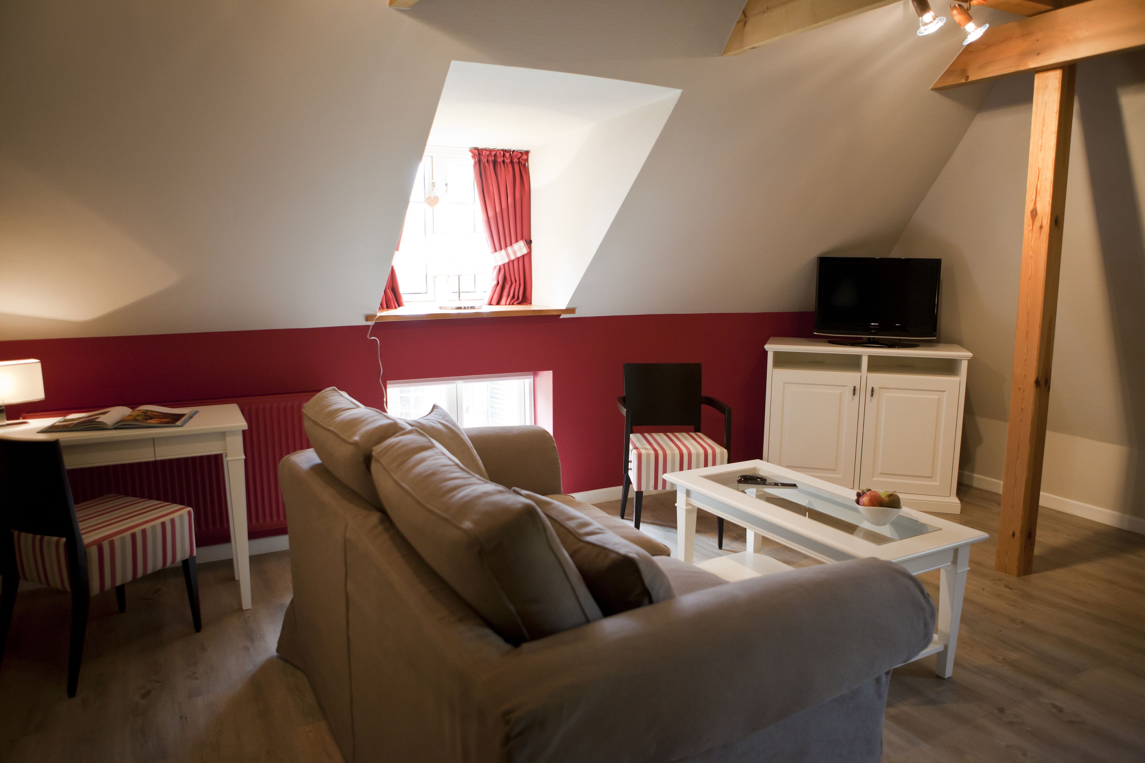 double room | living area | flat-screen tv