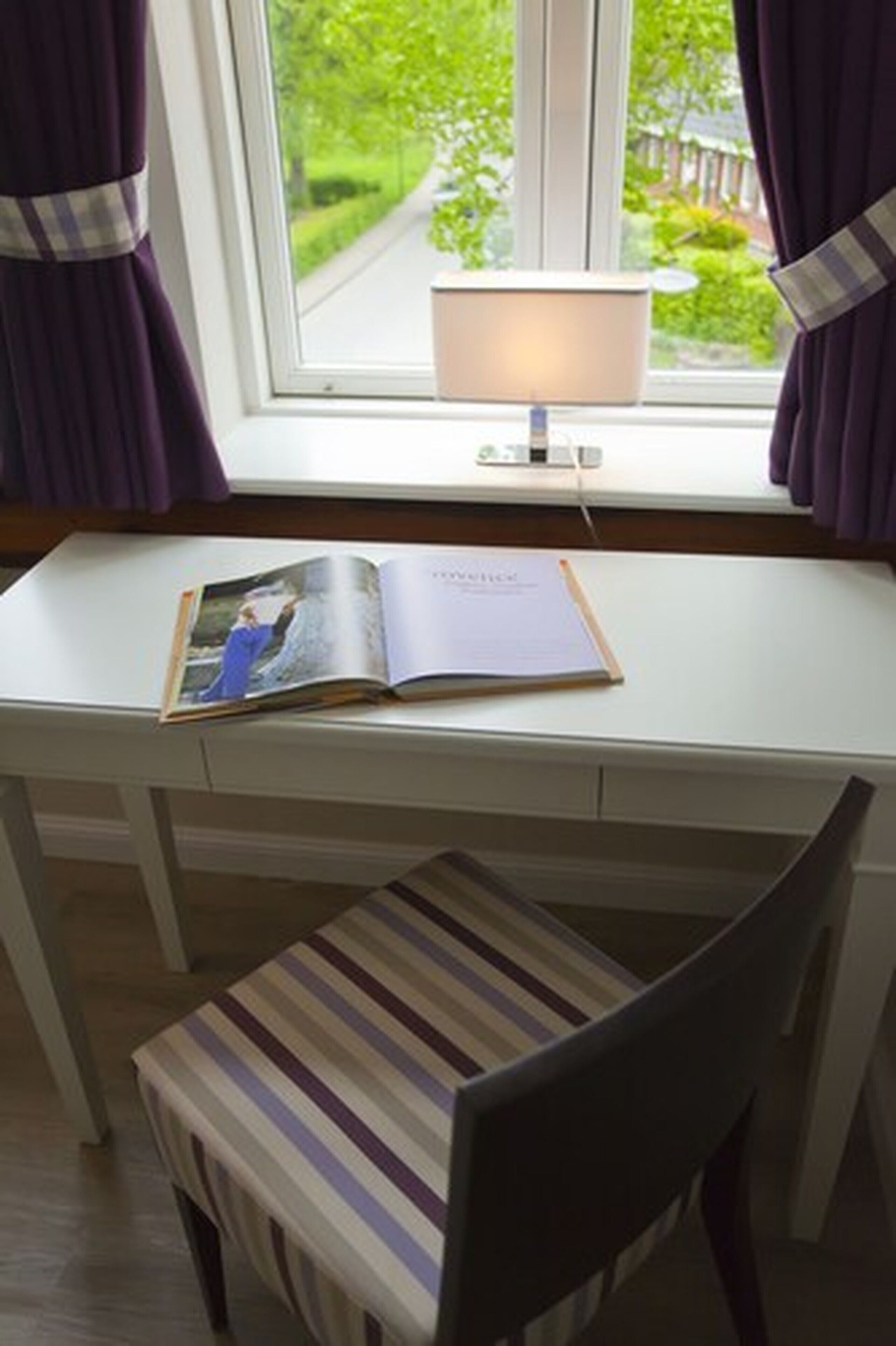 double room | living area | flat-screen tv