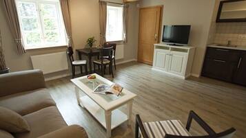 Suite, 1 kingsize-seng med sovesofa | Oppholdsområde | Flatskjerm-TV