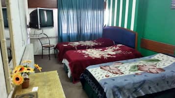 Habitación triple | Minibar, escritorio y wifi gratis