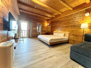 Deluxe tweepersoonskamer | Een bureau, verduisterende gordijnen, gratis wifi, beddengoed