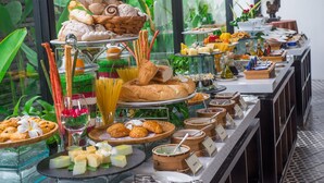 A buffet with various food items and beverages. - Metta Residence & Spa (Siem Reap)